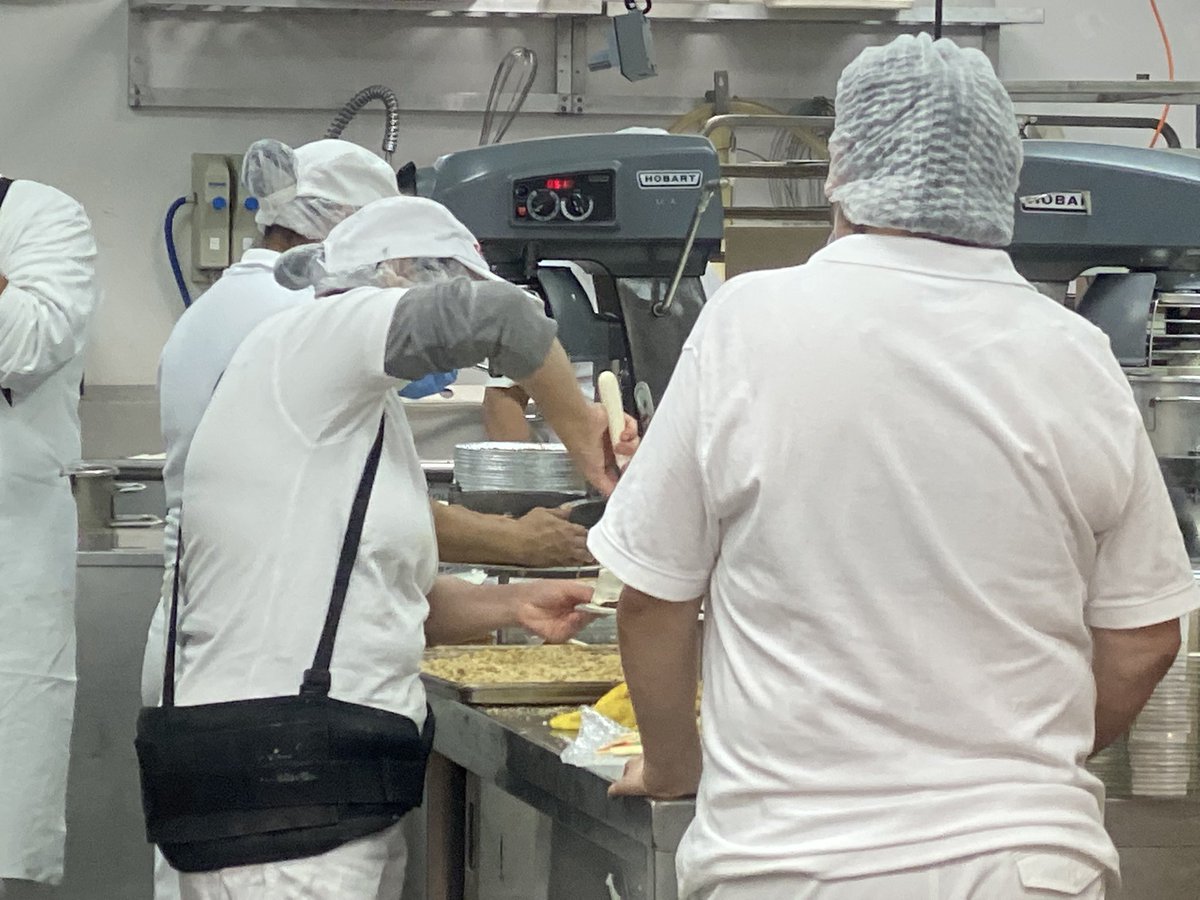 lukisabatini's tweet photo. 🍞 Las filas por el pan de #Costco son irracionalmente largas… está bueno pero no tanto 🤦🏻‍♂️ https://t.co/ebAyRczdNO