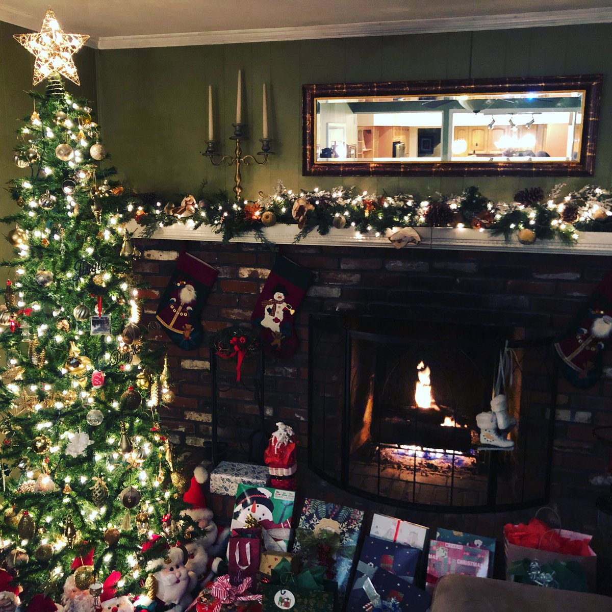 marksacco's tweet photo. Merry Christmas from my family to yours! https://t.co/bPXcVEhko5