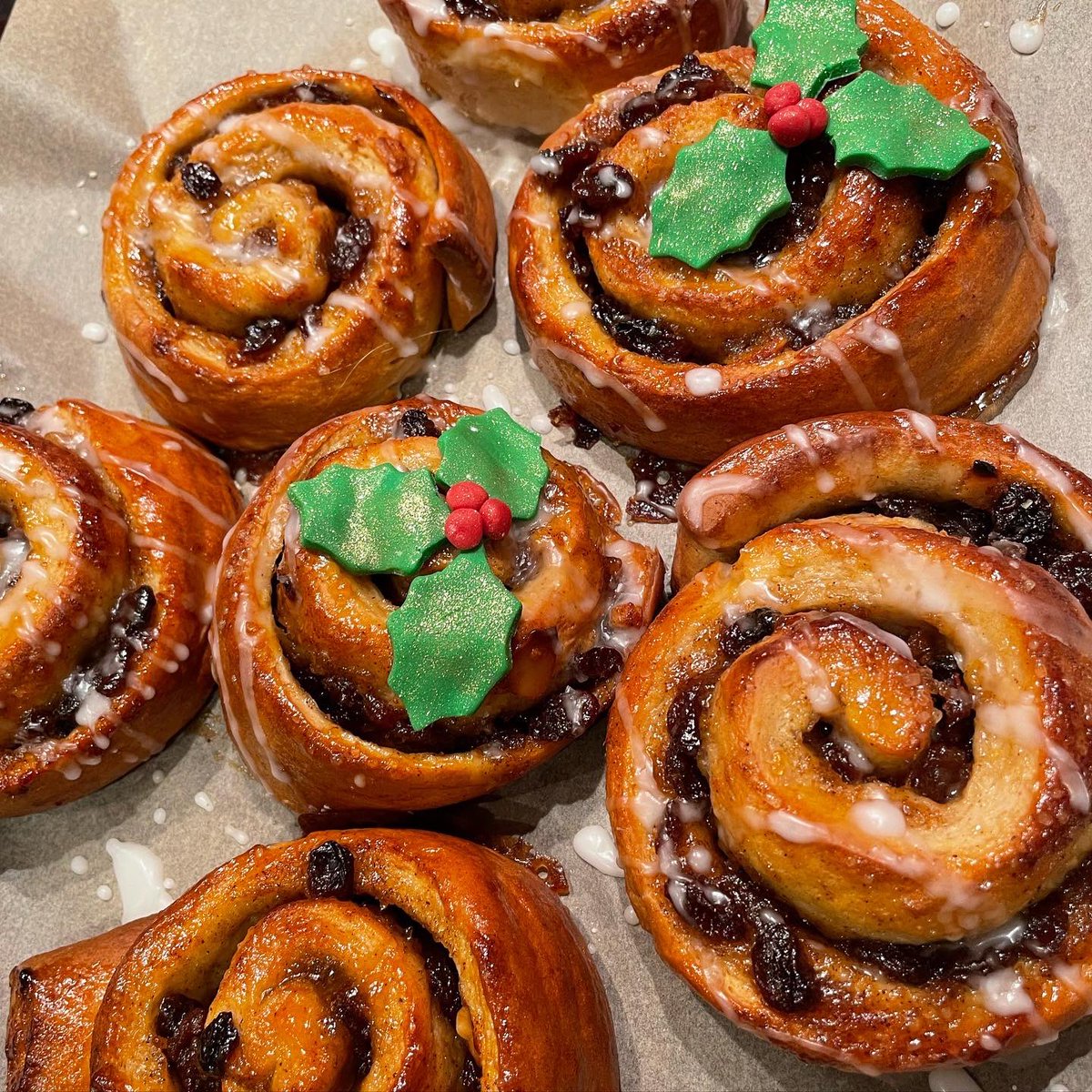 Festive cinnamon buns with apple strudel mincemeat on Christmas Eve @bakingmedics #MerryChristmas