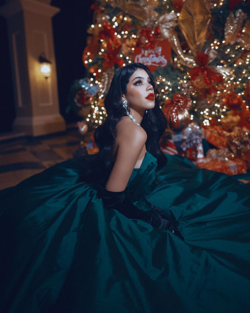 Daily_Celebz's tweet photo. 🎄 Kenia Os 🎄 https://t.co/8w38ORmhEz