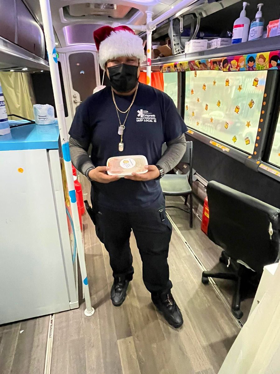 chefjoseandres's tweet image. Omicron is surging…so the @WCKitchen team in NYC is working through the holiday making sure staff at mobile vaccination clinics have a hot meal! Our partner Lemons &amp;amp; Olives cooked for Cypress Hills…&amp;amp; we have more restaurants serving locations in all 5 boroughs! #ChefsForAmerica