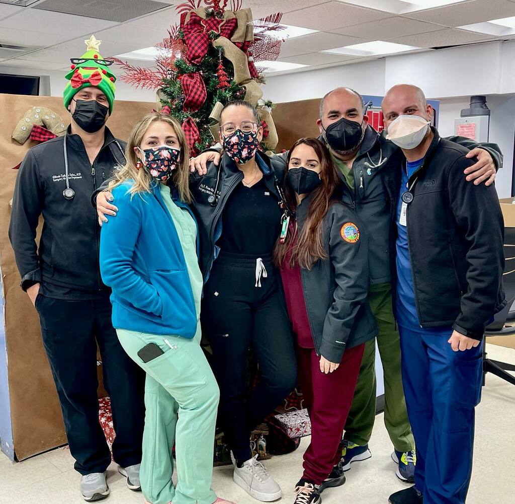 em_cmesl's tweet photo. From our family to yours, we wish you FELIZ NAVIDAD 🇵🇷
.
.
.
.
.
#ponceem #nonwhitecoatteam #happyholidays #merrychristmas https://t.co/lNNEpBCdXs https://t.co/ohyyvI0gM4
