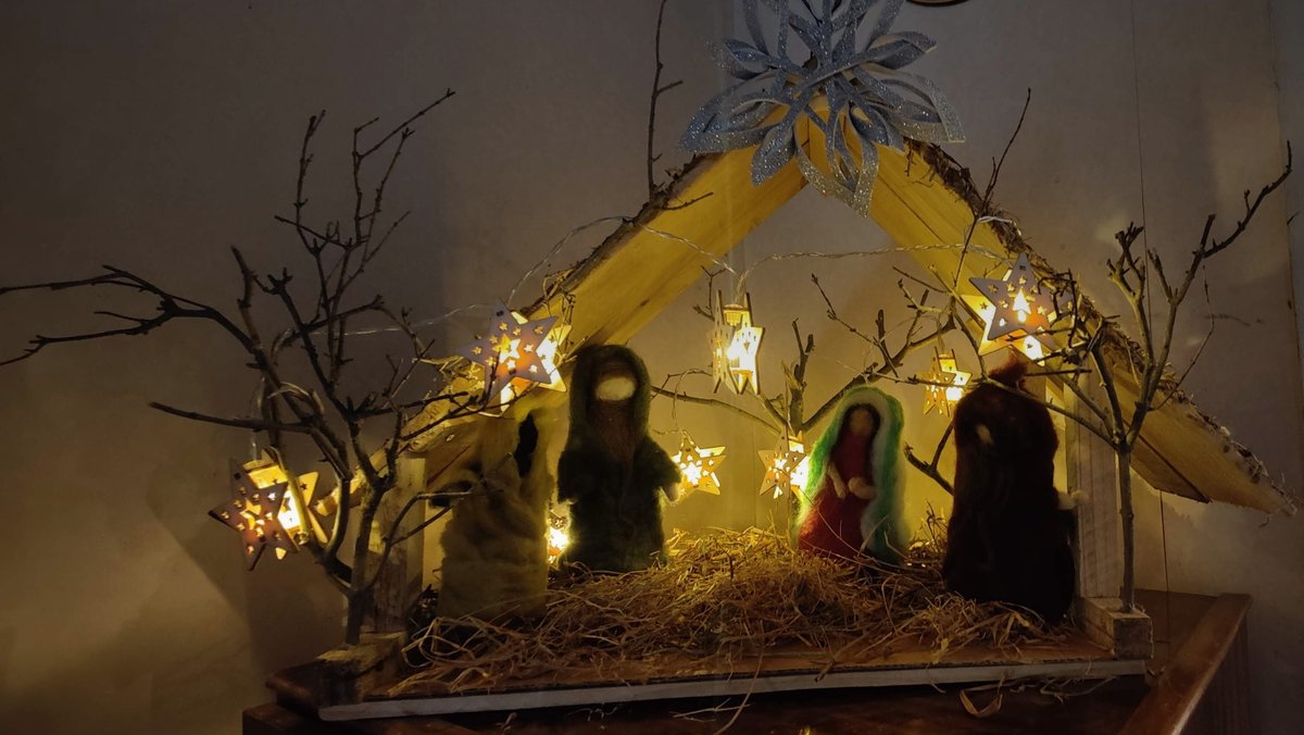 xbonnaire's tweet photo. #Pesebre de #Navidad que hicimos con los niños a partir de un cajón de tomates, de pastos y ramitas secos del jardín y vellón.
#FelizNavidad https://t.co/xpIsZT8VNF