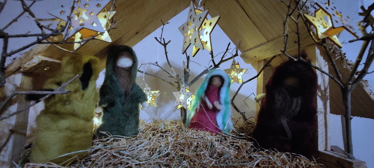 xbonnaire's tweet photo. #Pesebre de #Navidad que hicimos con los niños a partir de un cajón de tomates, de pastos y ramitas secos del jardín y vellón.
#FelizNavidad https://t.co/xpIsZT8VNF
