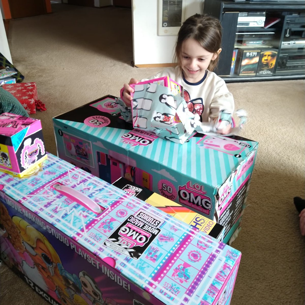 Algodoptables's tweet photo. @AlgoMoons and I want to say a HUGE THANK YOU and happy holidays to @D4Ocrypto, @JohnMLo, @Pwn4Malone, and everyone else in the #AlgoFam for the Algos you raised to help give our daughter an absolutely incredible Christmas! She loved all her presents and was really happy!!! https://t.co/etWu2QGc9D