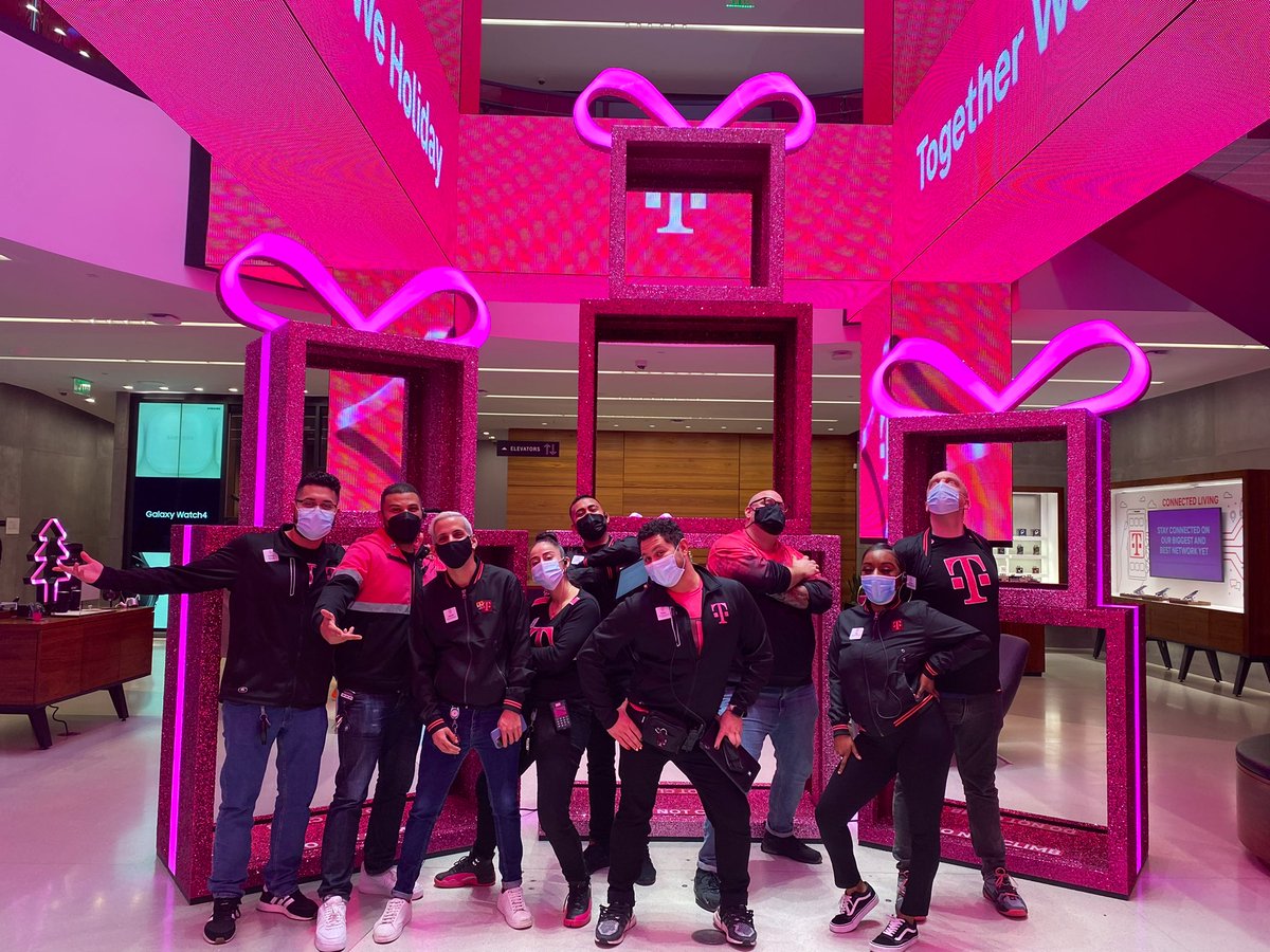TJMartinez1000's tweet photo. Good times with my Signature crew heading into the holiday! @TMOSanFrancisco is the place to be for those last minute items!!! https://t.co/fGf5EFPh0e