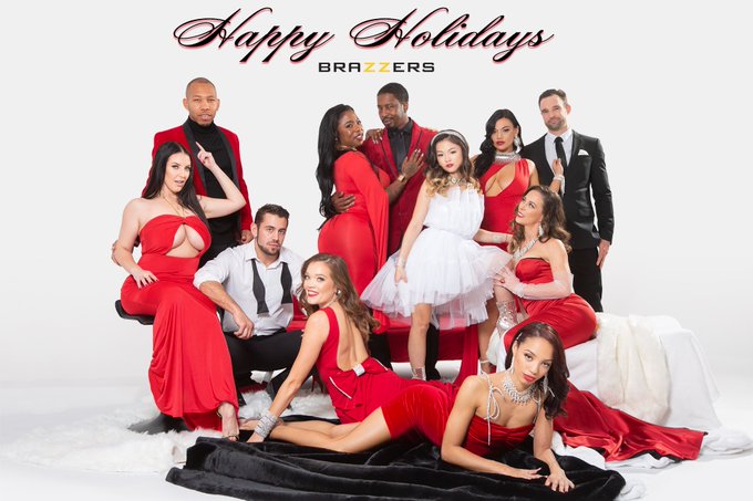Happy Holidays from my family to yours! 🎄❤️@Brazzers @Rickybehavior @ANGELAWHITE @katiekushxx2 @gogofukme3x<a class="tags" href="/tag/brazzers">@brazzers</a><a href="/tag/x3expo"class="tags"><span>#x3expo</span></a>