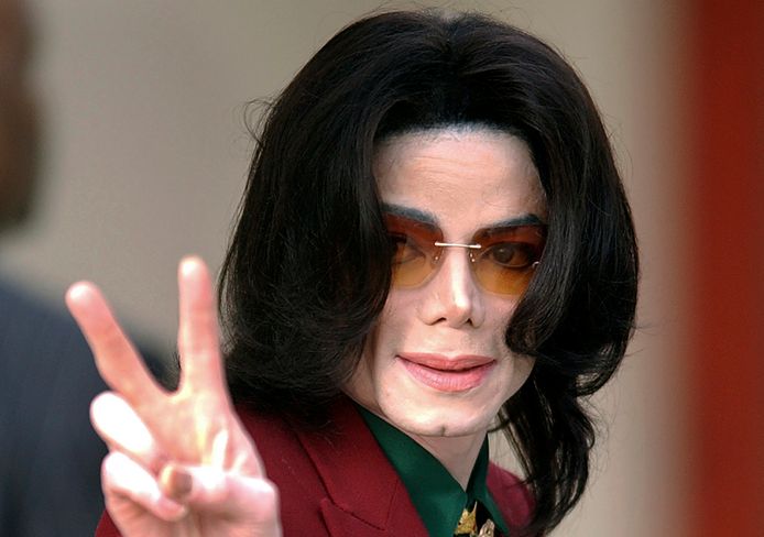 GIndaga's tweet photo. Michael acepto su única salida, vender su imagen, su vida y nombre a la empresa de SONY en el 2009, en ese momento Michael Jackson moriría para el mundo pero para otros solamente había dejado de ser alguien para iniciar una nueva vida, lejos de todo y todos, Michael Jackson vive https://t.co/fFR8VtQjfL