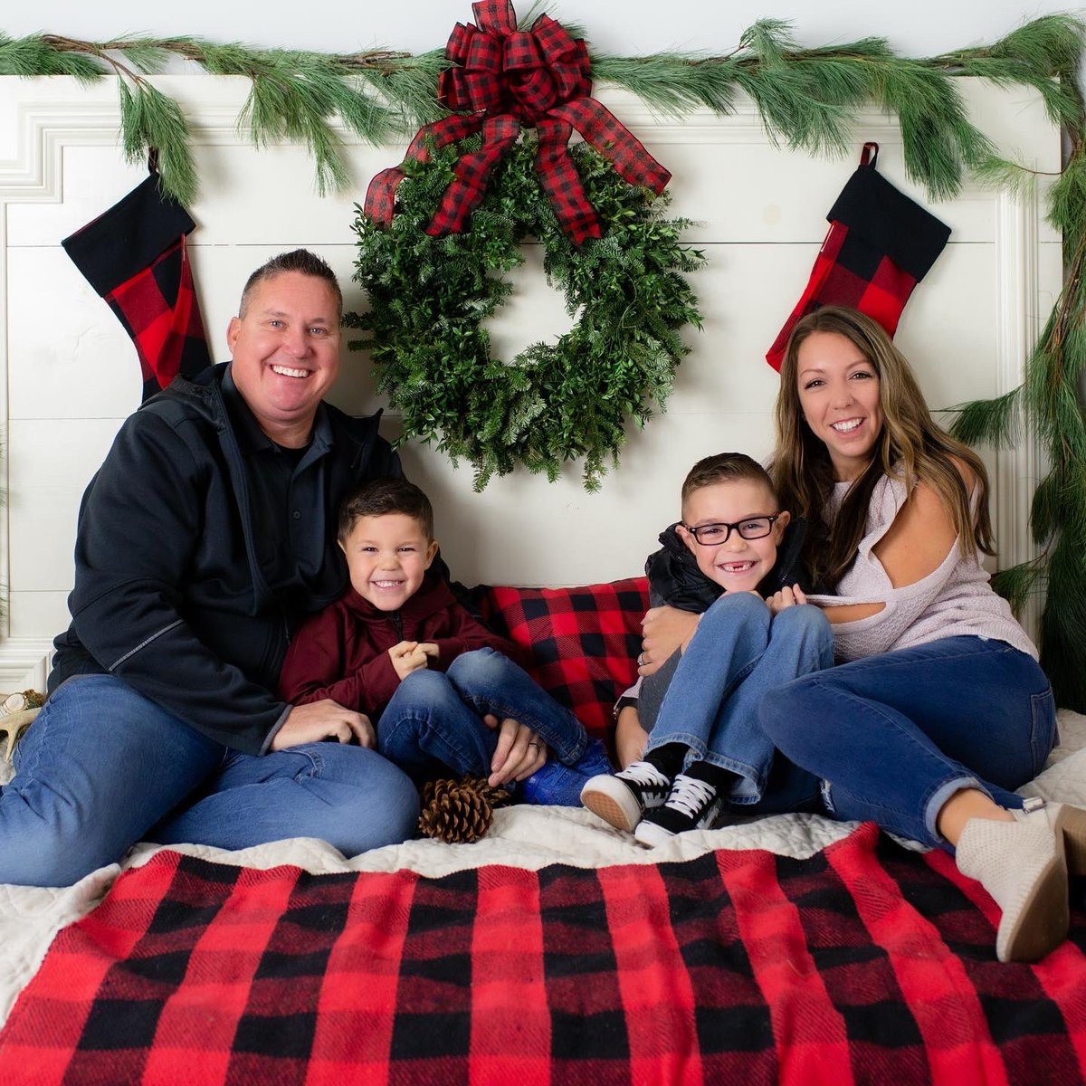 kaylaresh's tweet image. Merry Christmas from the Zellers’ 🎄