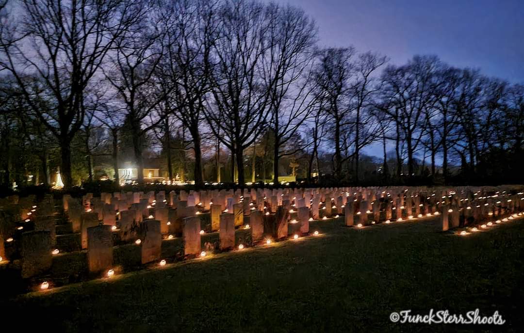 NigelJ216's tweet photo. Our Dutch friends playing an absolute blinder in the Arnhem/Oosterbeek cemetery tonight. They never forget.
Photo courtesy of FunksterShoots Photography.
#Arnhem #oosterbeek #airborne #cwcg https://t.co/n2eTkvTHII