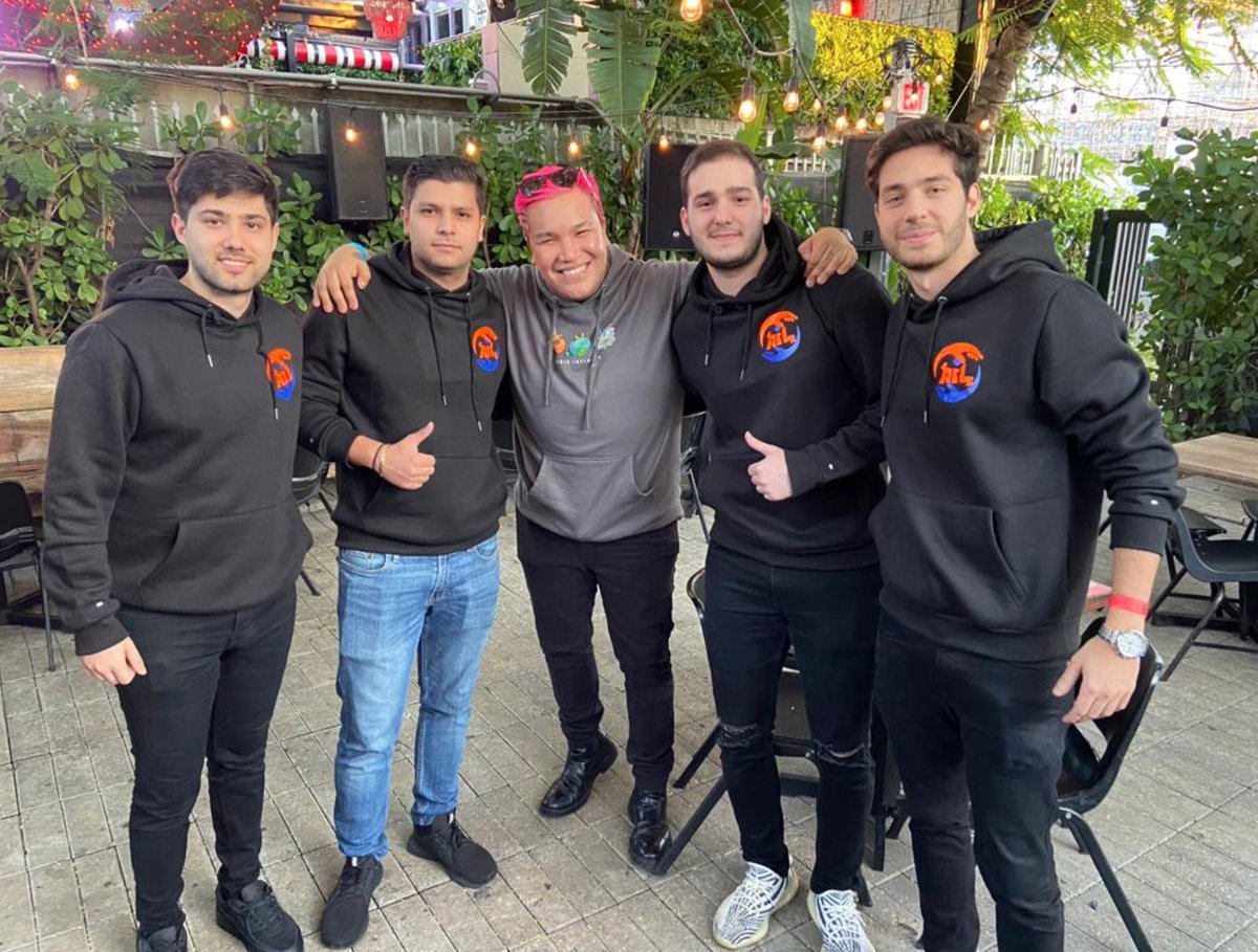AxieLegacy's tweet photo. Dejare este gran recuerdo con nuestro hermano @AxieLima. Gracias por tus consejos, humildad, y todo lo que aportas a esta gran familia. ❤️🚀 https://t.co/vU2x1FatZP