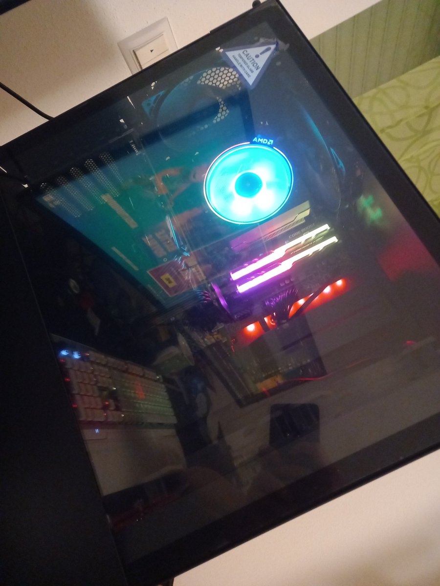 Slushy23312865's tweet photo. @MontanaBlack Neuen PC mit mein Bruder zusammengebaut kommt gefährlich https://t.co/ItxoNOujQG