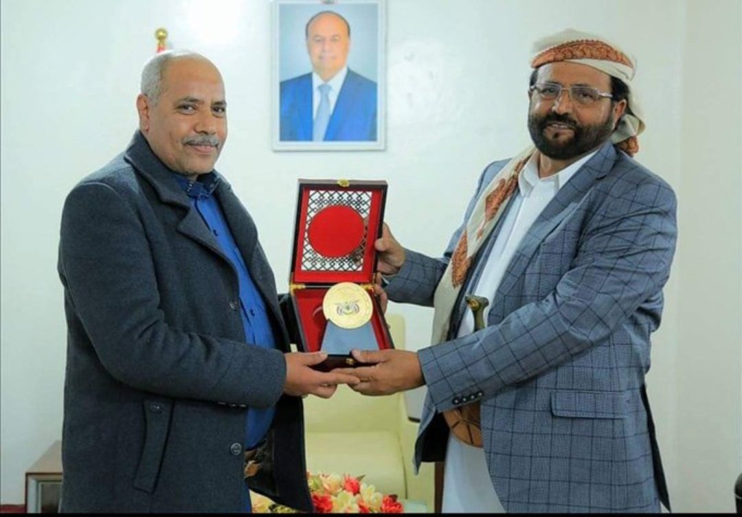 bant_Yman's tweet photo. الصورة  التي  جعمت  الصحفي الخوداني  مع القيل السبئي 
سلطان العراده وتكريمه بدرع محافظة مارب 
هي من ازعجت الهشاهش 
ولذالك تسعي بكل قوتها لعدم حدوث اي تقارب بين قوات الساحل ومارب. بين الاصلاح والمؤتمر بين الجمهوريين
بصوت واحد 
كامل الخوداني
@KamelAlkhodani 
#كلنا_كامل_الخوداني https://t.co/Wro4PTyygj
