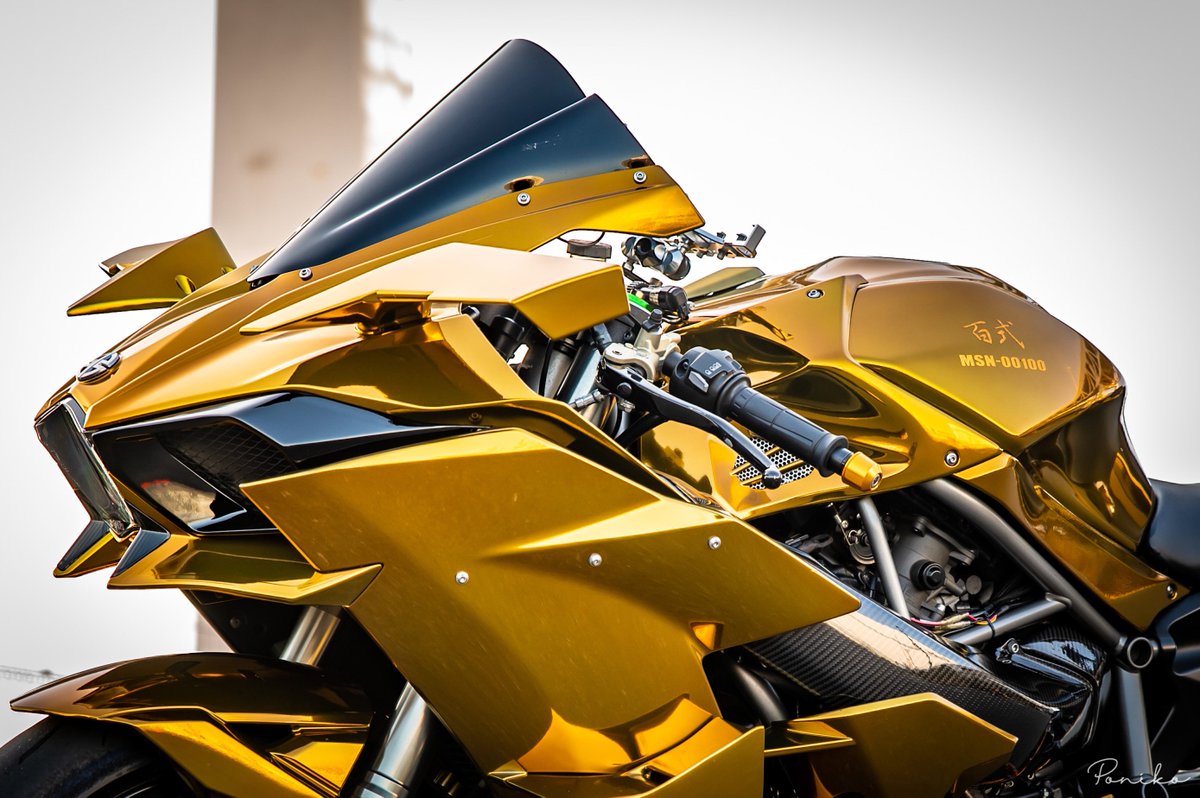 ガンダム 百式 仕様の金ピカバイクがめちゃくちゃかっこいい 別に興奮しないですよﾊｧﾊｧ 百式やからしょうがない Togetter