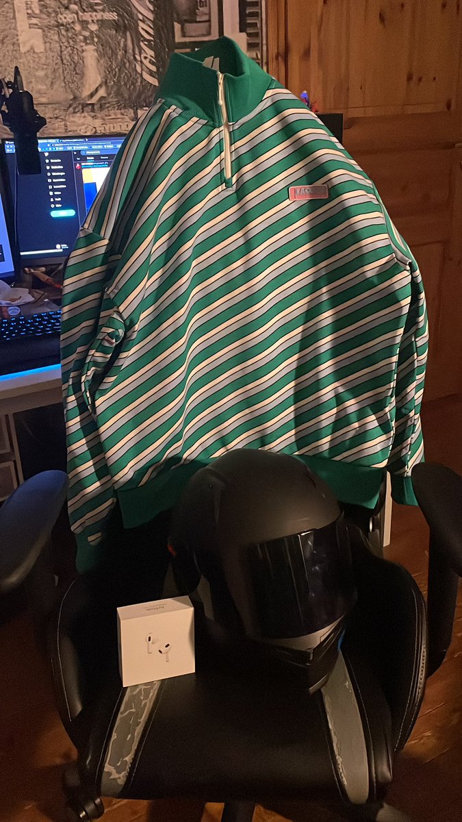 nicb609's tweet photo. Lacoste Pullover, Motorad Kleidung + Helm und Airpods 3 #PimpMeinGeschenkKevin https://t.co/QonBIEG9zo