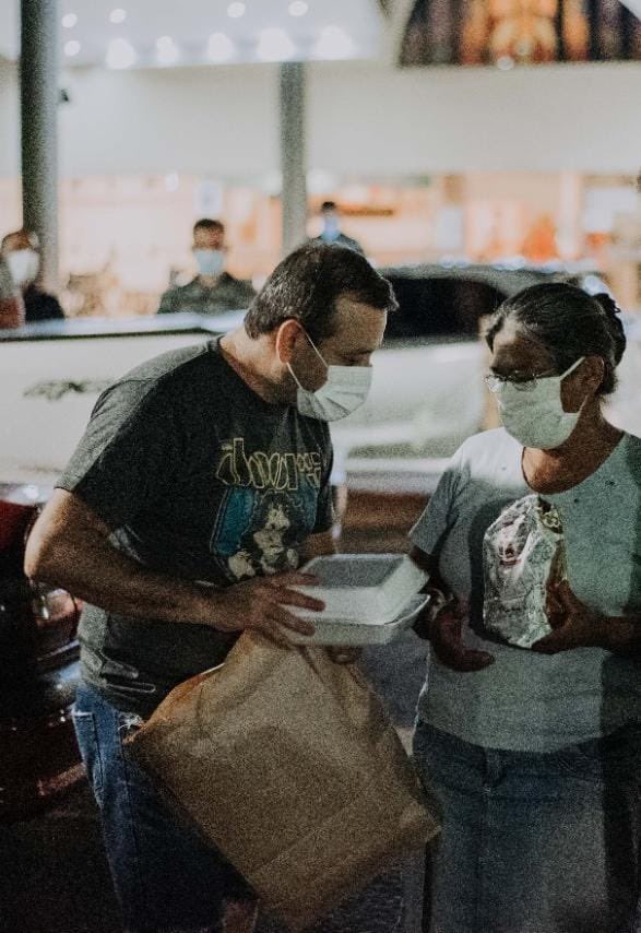 Ahora en el Parque de la Salud con <a href="/Arce_Carlos_/">Carlos Arce</a> compartiendo con los familiares de pacientes internados y pidiendo a Dios  que tengan una pronta recuperación.