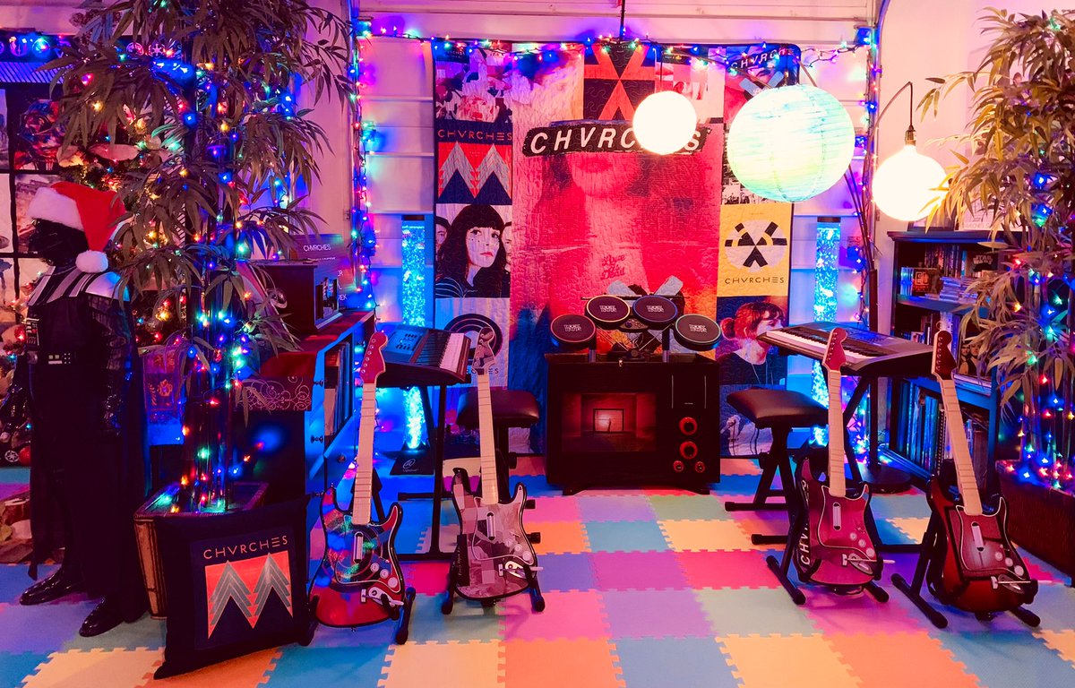 VaderJaws's tweet photo. When you buy new Holiday Lights
to decorate outside, &amp; you notice
they’re in identical color sequence
to @CHVRCHES’ performance of
#Forever back w/  #FallonAtHome,
you HAVE to upgrade your entire
#Chvrches⛪️ #Concert🎹#Corner🎶
💛💜💚❤️🧡💙
#MerryChristmas🤍#HappyHolidays https://t.co/bxkN7lwn2E