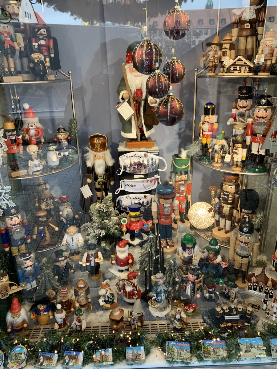 RealLucyLawless's tweet photo. Weihnachtsgrüße aus Bayern! https://t.co/HJ36Dz3FFx