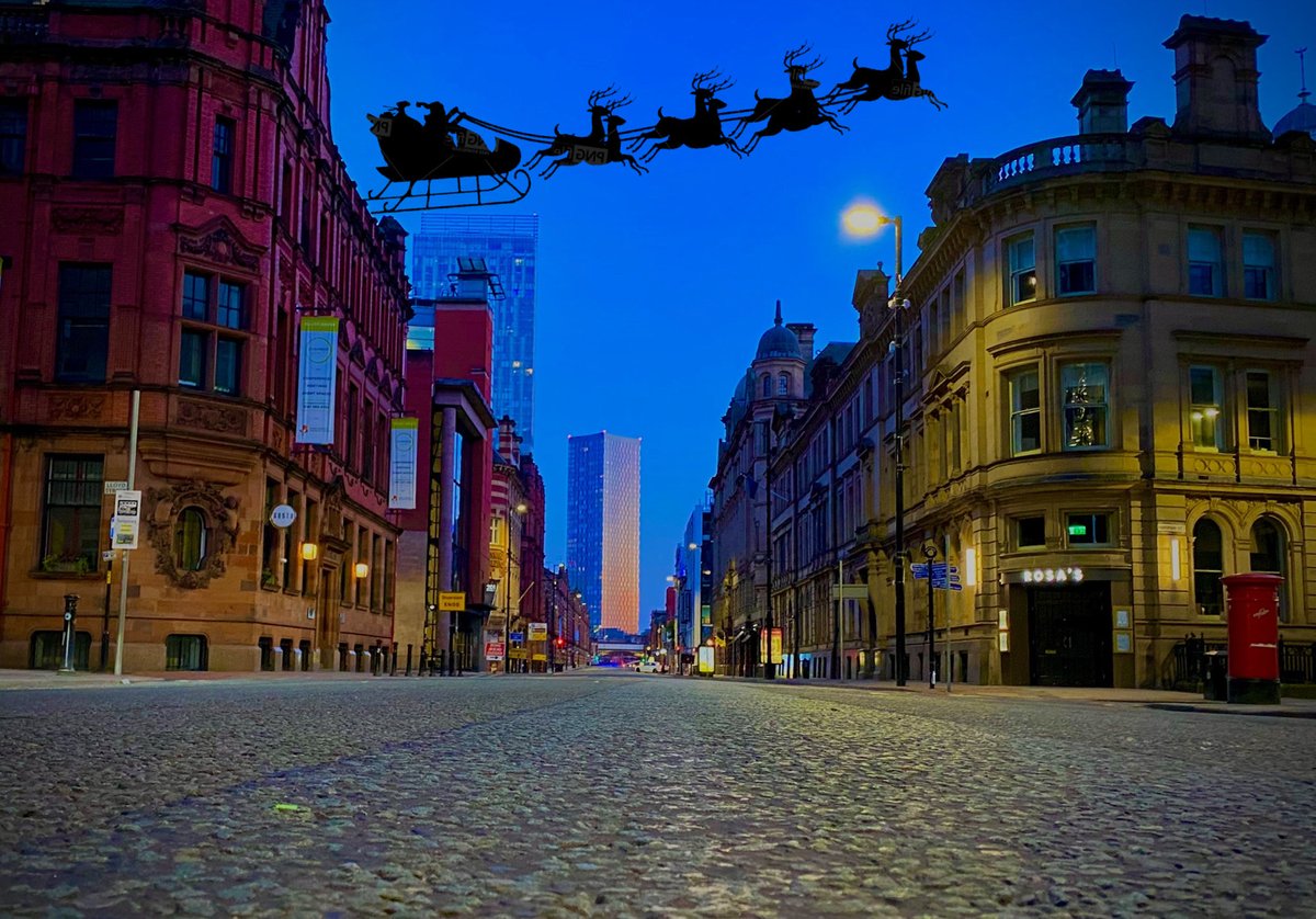 GMPCityCentre's tweet photo. Did you see Santa flying over Manchester tonight? We managed to get a quick snap whilst out on patrol for you 🎅🏻 #MerryChristmas https://t.co/ti6cf7gGXW