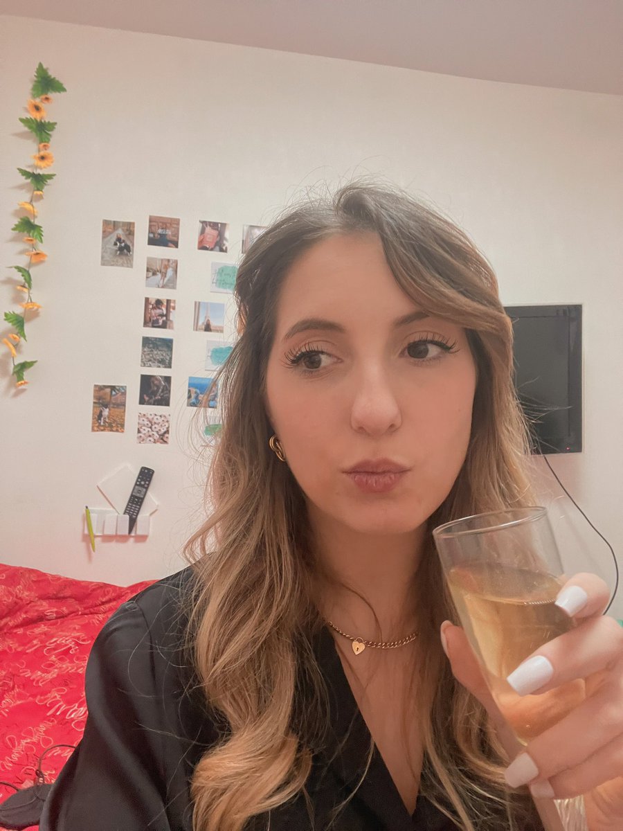 getawaycarm's tweet image. #champagneproblems 👀🍾