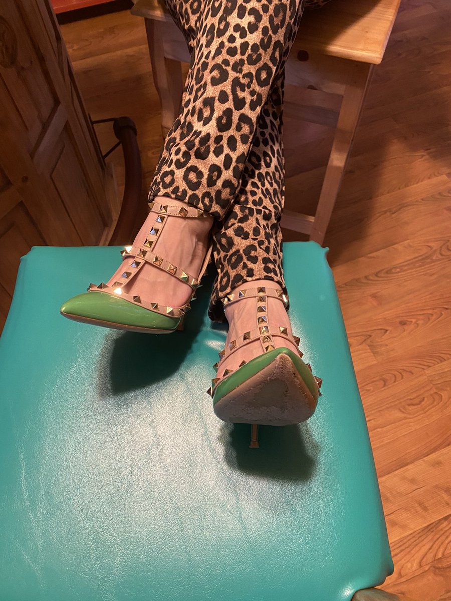 JeniML93's tweet photo. Merry Christmas and Happy Holidays to my Twitter fam. Love y’all 💋💋💋@MichaelKors #leggings @MaisonValentino #rockstuds #heels #shoes @BetseyJohnson #jewelry https://t.co/yDtPZAiQQQ