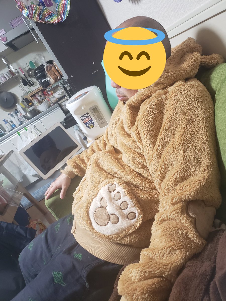 25Amica's tweet photo. 今年のクリスマス✨🎄✨ご飯🎵トマトのサンタ作りたくてあたふた　ぶきっちょでかなち🥺あとはホワイトシチューとミートローフ(卵とチーズ入り)めっちゃ美味しかったぁ～😍谷やんの動画見ながらひたすら野菜刻んだ昨日でした https://t.co/Qc6ru4NHWB