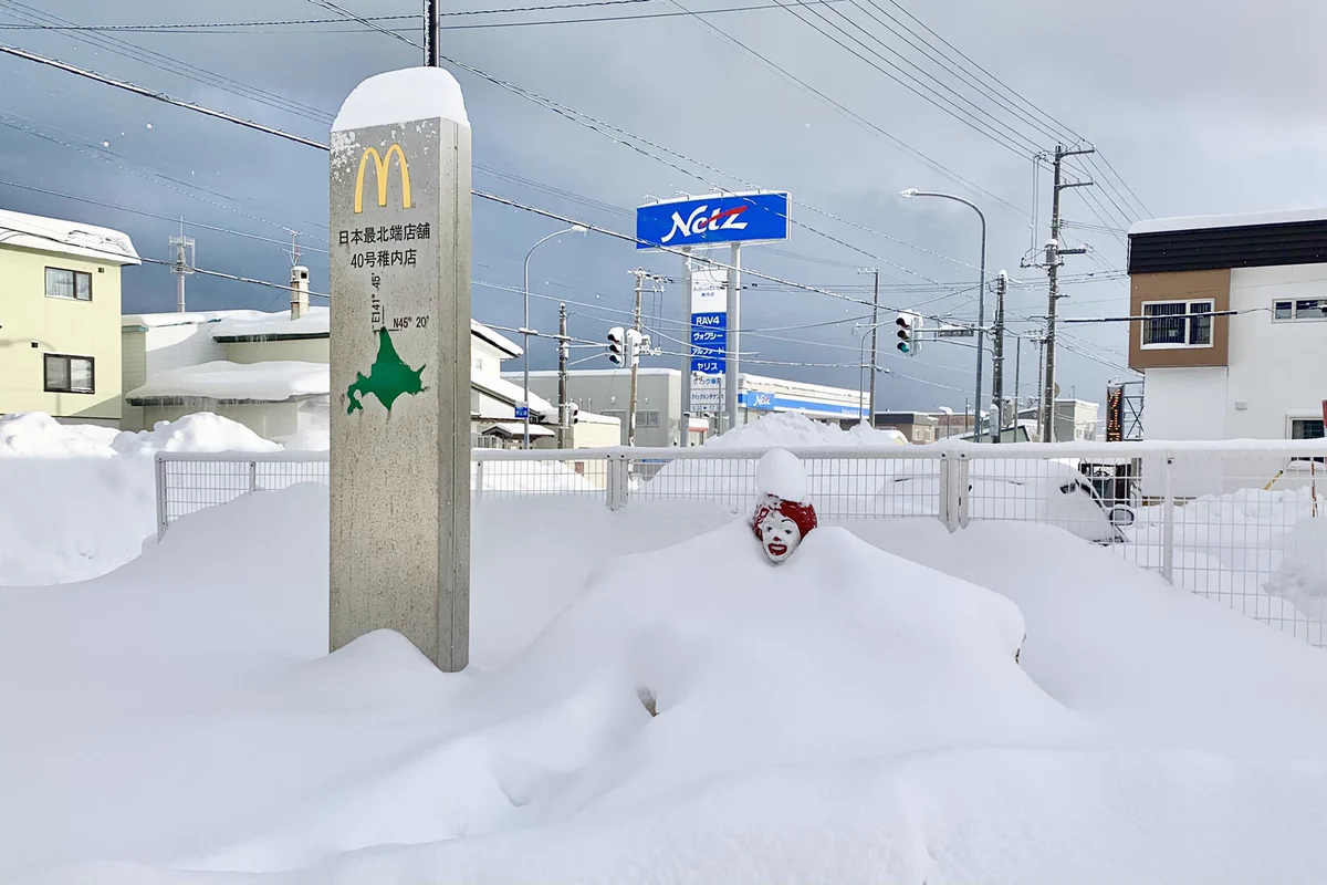 マックの日本最北端店舗では？ドナルドが雪に埋まっているwww