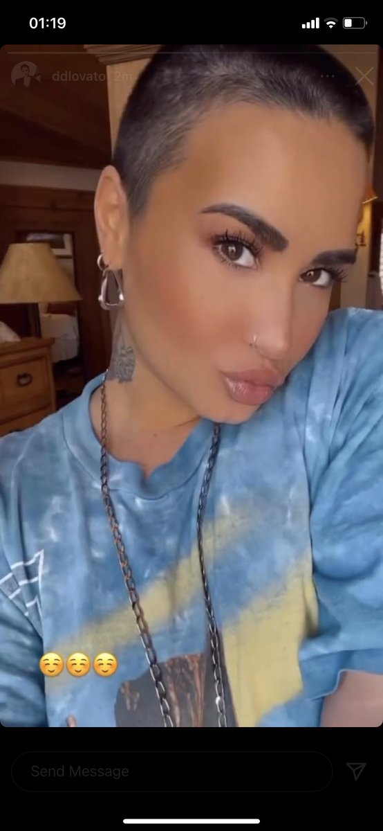 demifcknlovato's tweet photo. DEMI LOOKS SO GOOD OMGGG IM CRYING https://t.co/FNEAY6qMGD