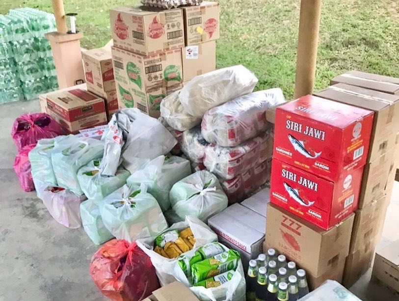 BULBONPROJECT's tweet photo. MISI BANTUAN  #DARURATBANJIR

🗓 24 Disember 2021 
📍 Temerloh, Pahang. 

Sekitar 2:30 AM semalam, lori bantuan 3 tan  yang membawa barang barang keperluan asas telah sampai ke lokasi kami dan akan terus diagihkan kepada kawasan-kawasan di sekitar Temerloh, Pahang iaitu: https://t.co/BI2wynTZkK