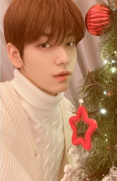 sbjsthinker's tweet photo. merry christmas, everyone ❤💚 #JISOO #SOOBIN https://t.co/gKGUGvAjMk