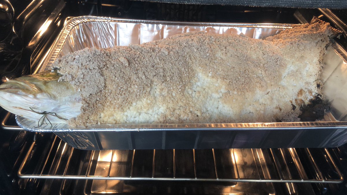 Comida para recibir al niño Dios antes de ir a ver a la familia. Hoy rompí la tradición y cociné carne de mar. Que opinan de este pez a la sal? ¿Por que el pescado empanizado no se dice milanesa de pescado?
