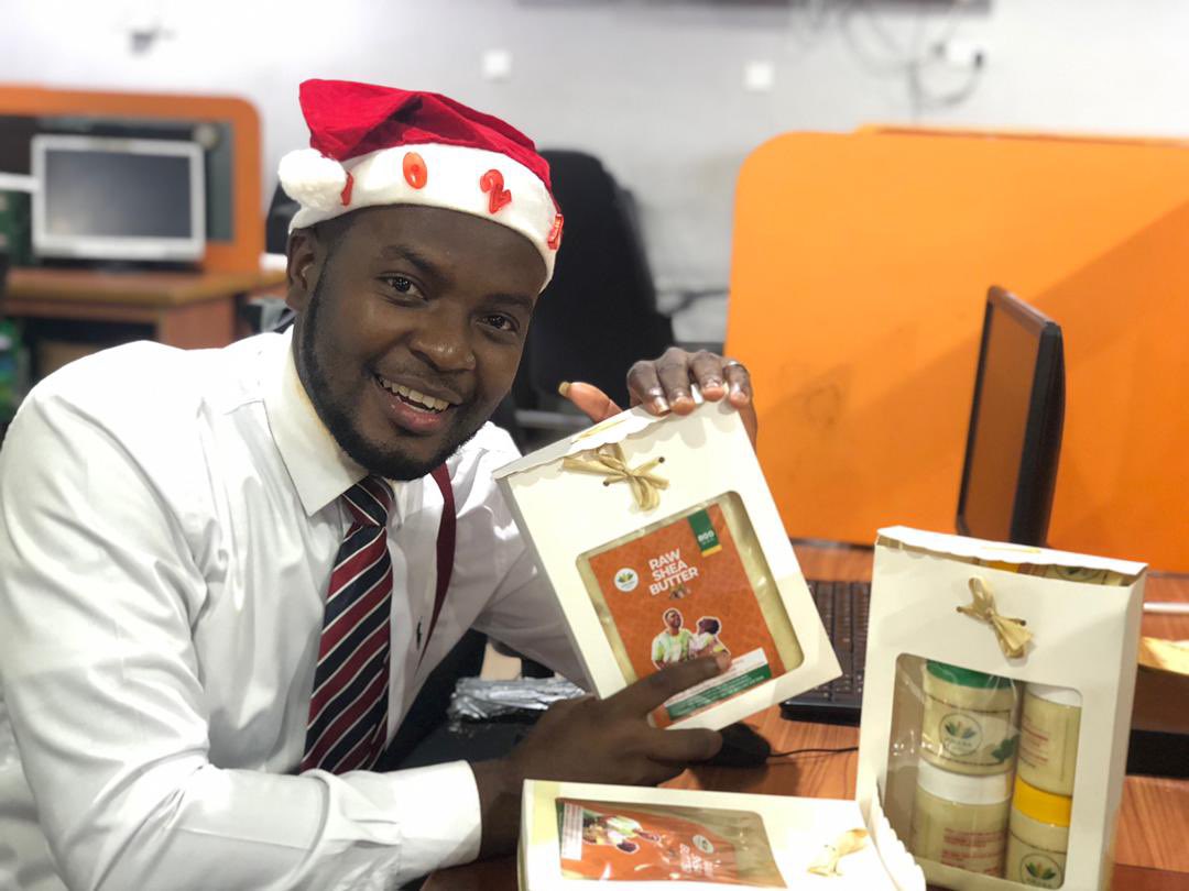 AmabaShea's tweet photo. 🎄We bring you season’s greetings 🎄

Merry Christmas and may the best things you desire come to being for you. 
From @TheKomla_Adom and us all at Amaba, Afehyia Pa!!😍🎄 https://t.co/6kUswroGyi
