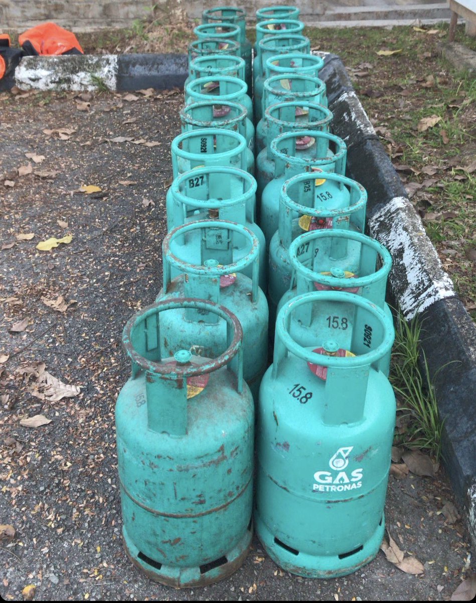 BULBONPROJECT's tweet photo. 📍Desa Bakti
📍SK Lanchang 
📍Kampung Bongsu
📍Rantau Panjang 
📍 Sementah 
📍 Masjid Desa Bakti

Bantuan termasuklah beras, tong gas, dapur gas, barangan asas serta kelengkapan yang lain. https://t.co/KNG1igcET2