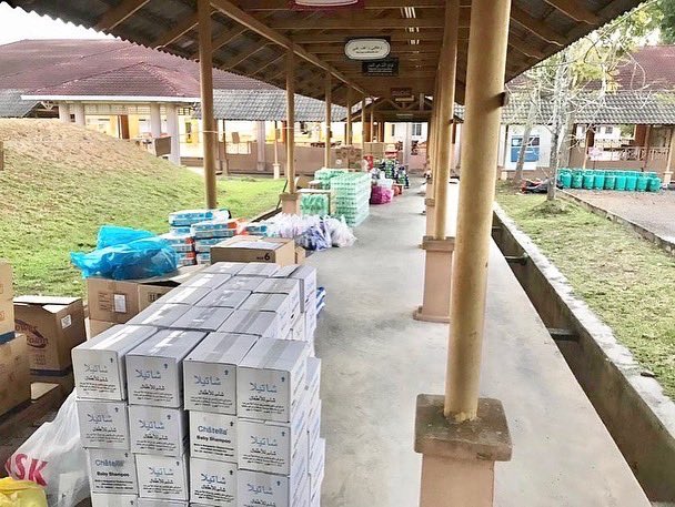 BULBONPROJECT's tweet photo. 📍Desa Bakti
📍SK Lanchang 
📍Kampung Bongsu
📍Rantau Panjang 
📍 Sementah 
📍 Masjid Desa Bakti

Bantuan termasuklah beras, tong gas, dapur gas, barangan asas serta kelengkapan yang lain. https://t.co/KNG1igcET2
