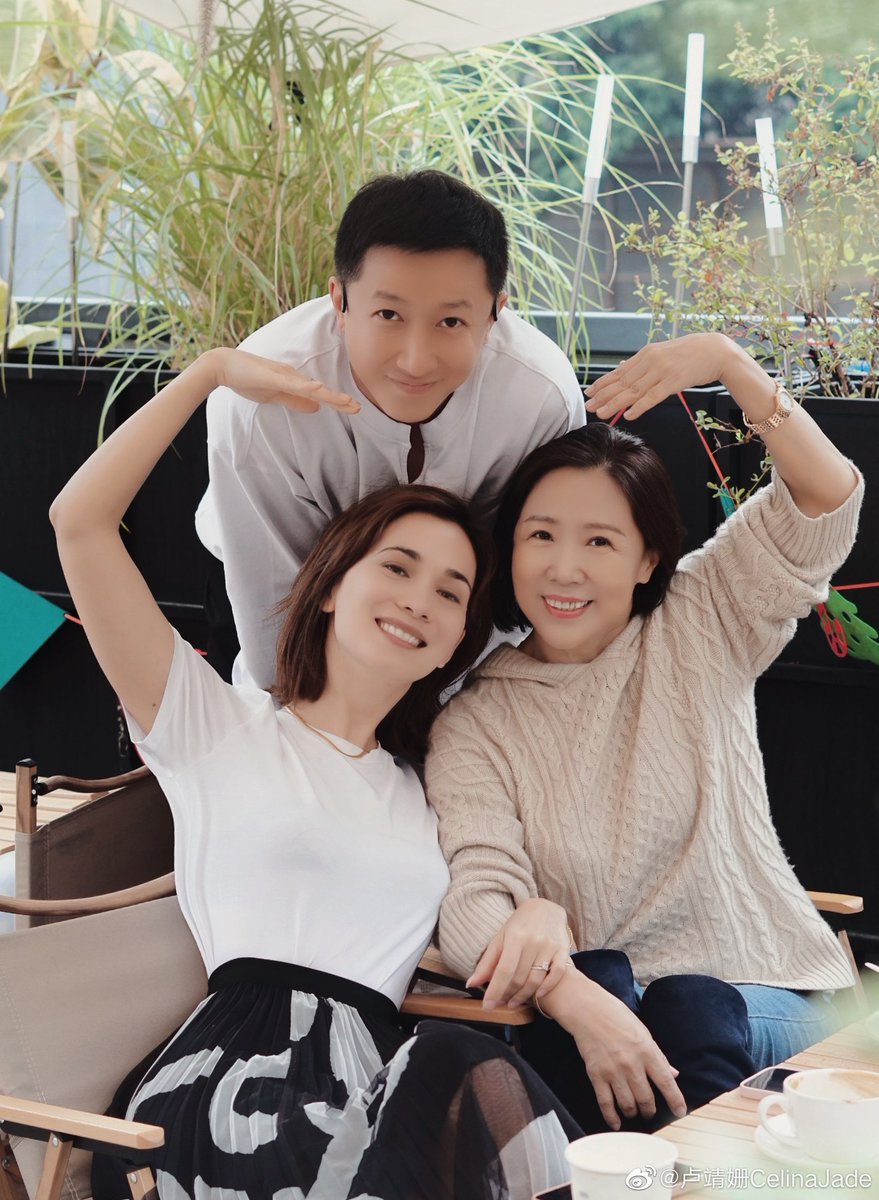 Only4Hangeng_'s tweet photo. 【WEIBO】211224 #HanGeng reposteó la publicación de su esposa en weibo y añadió ~

"La felicidad es estar con los seres queridos 💛 ¡Feliz fin de semana!" https://t.co/ut93F8viaN