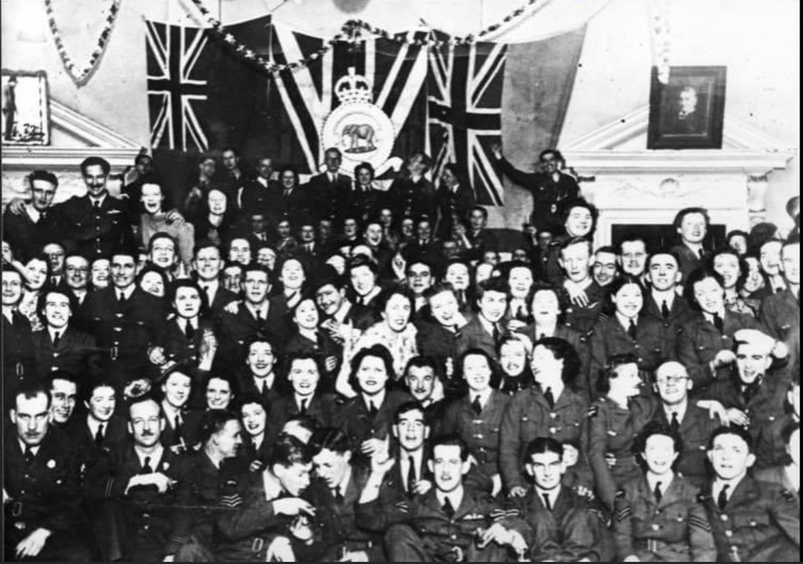 80 years ago today, Christmas Eve 1941, no 44 (Rhodesia) Squadron @RAFWaddington received the first Avro Lancaster bombers to enter service with the RAF.

Pictured below are the Squadron celebrating the event at their Christmas party in the Assembly Rooms, Lincoln.

#WeAreWaddo