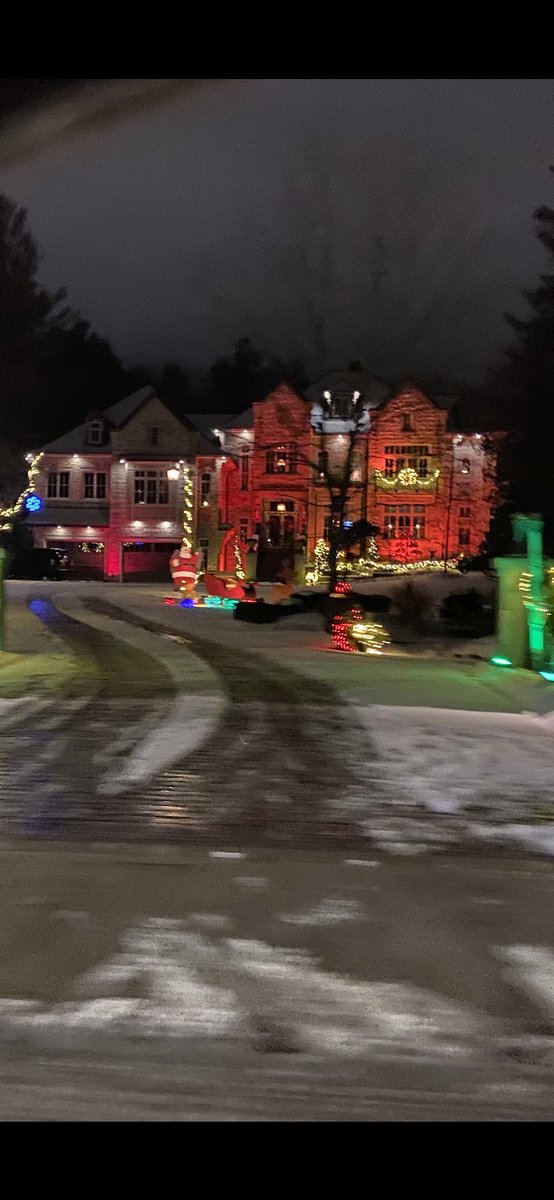 angmacz1's tweet photo. Beautiful light display in Woodstock. #HappyHolidays #ChristmasEve https://t.co/3pwHQhLXo4