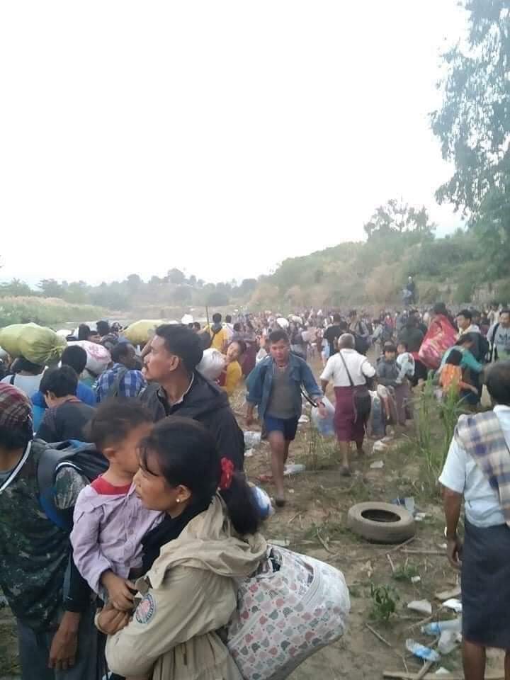 khinkhinmyint92's tweet image. #แม่สอด
อยากให้เรื่องนี้มันจบเร็วที่สุดเท่าที่จะเร็วได้ไม่อยากเห็นคนในประเทศตัวเองต้องมานั่งระแวงหลบกระสุนระเบิด..ความรู้สึกตอนนี้ทั้งโมโหทั้งอยากจะร้องไห้...ประชาชนตาดำๆไม่ควรมาเจออะไรแบบนี้(ประเทศไหนก็ไม่ควรเจอ)ก็นั่นแหละไอ้พวกเห*้ยมันตายยากตายเย็นจริงๆ😡