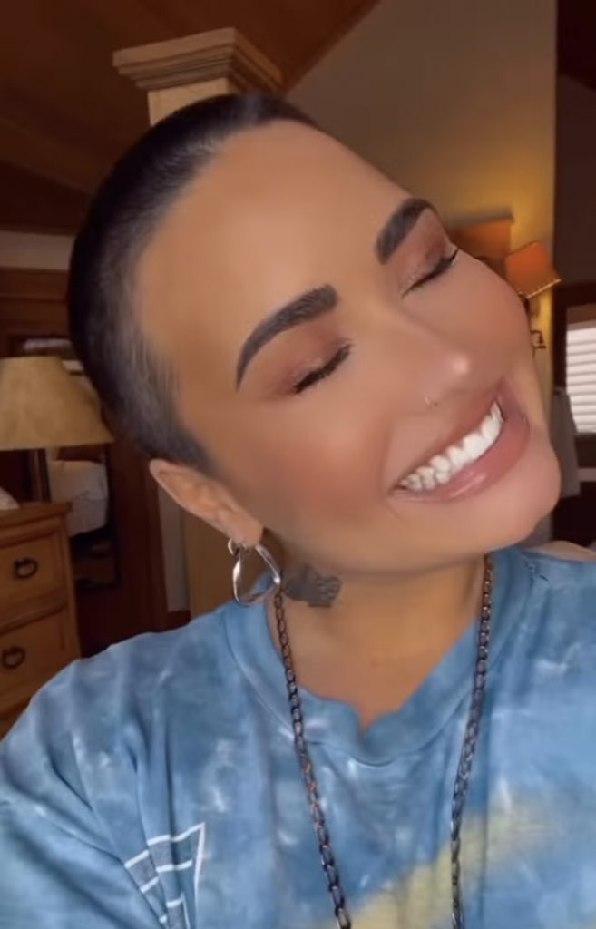 Gerasoundz's tweet photo. O ROSTO DE MILHÕES! Demi Lovato surgiu deslumbrante em visual novo. https://t.co/U0tGvoDyk6