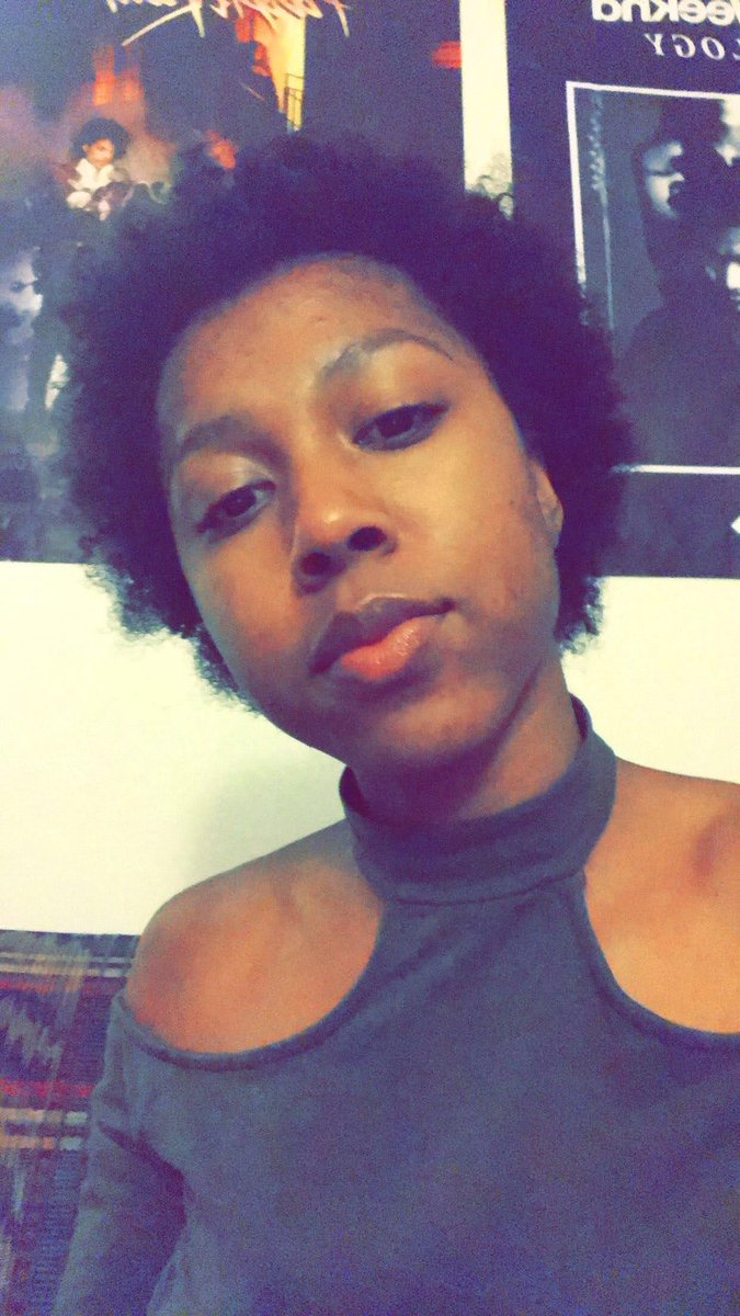 bugg_kourtney's tweet photo. Forgot to post my yearly natural hair update, but I have no new photos so we repeating old favs💀…4 years strong I think😂 https://t.co/WtgVomqOfN