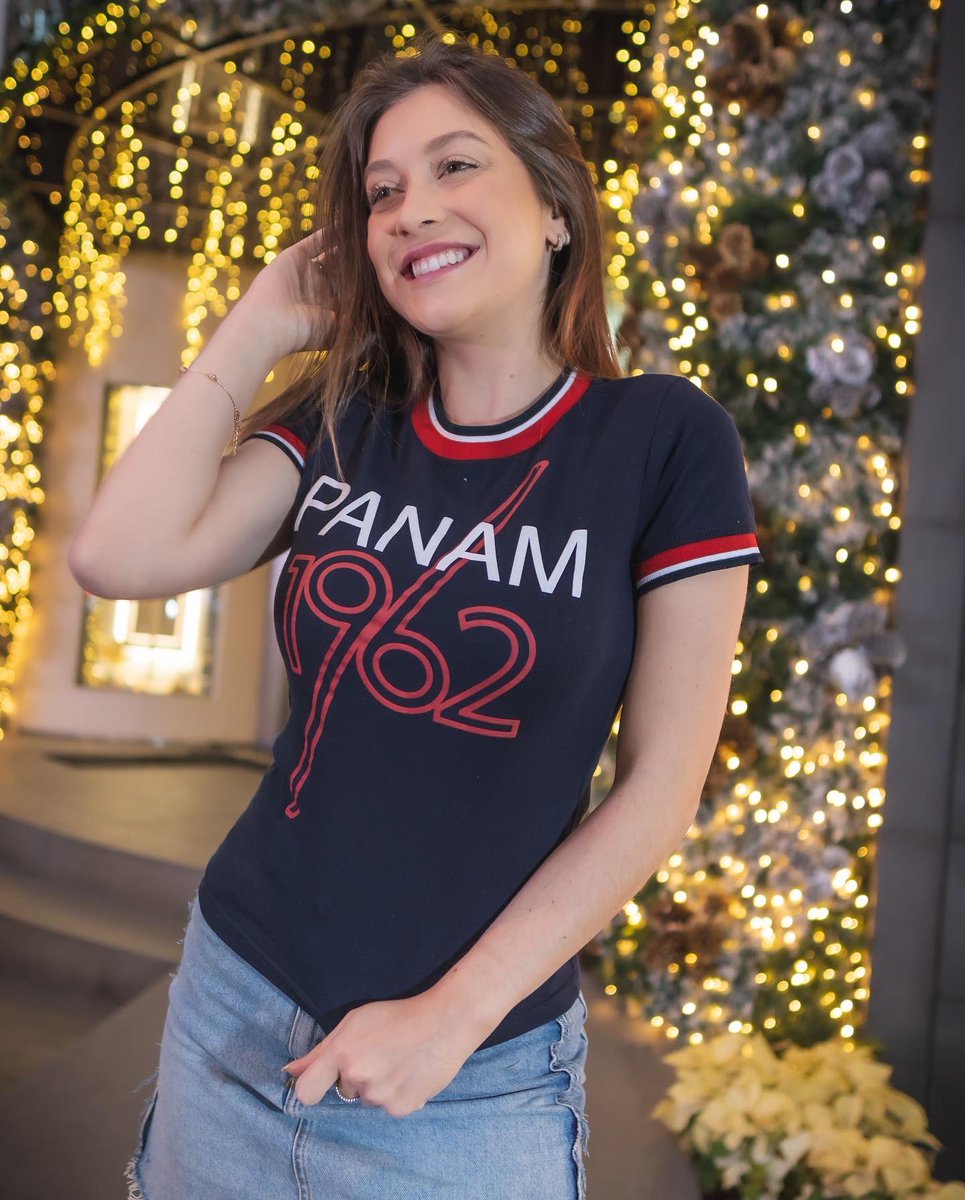 PanamOficial's tweet photo. La mejor forma de festejar es con Panam. 🎄🪅🎁

Modelos: 
- Tenis Vaivén Casanova 
- Playera Libertad 

#panam #sneakers #tenispanam #estilopanam  #tenis https://t.co/8KtP9iJ4QT