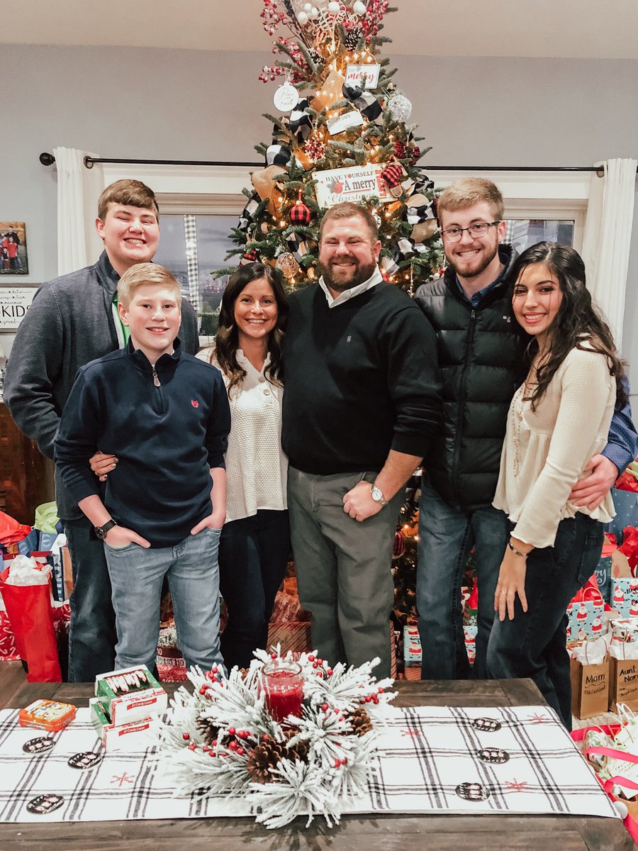 5mdares's tweet photo. Merry Christmas from our family to yours!! @mdare01 https://t.co/HvS0X87ggv