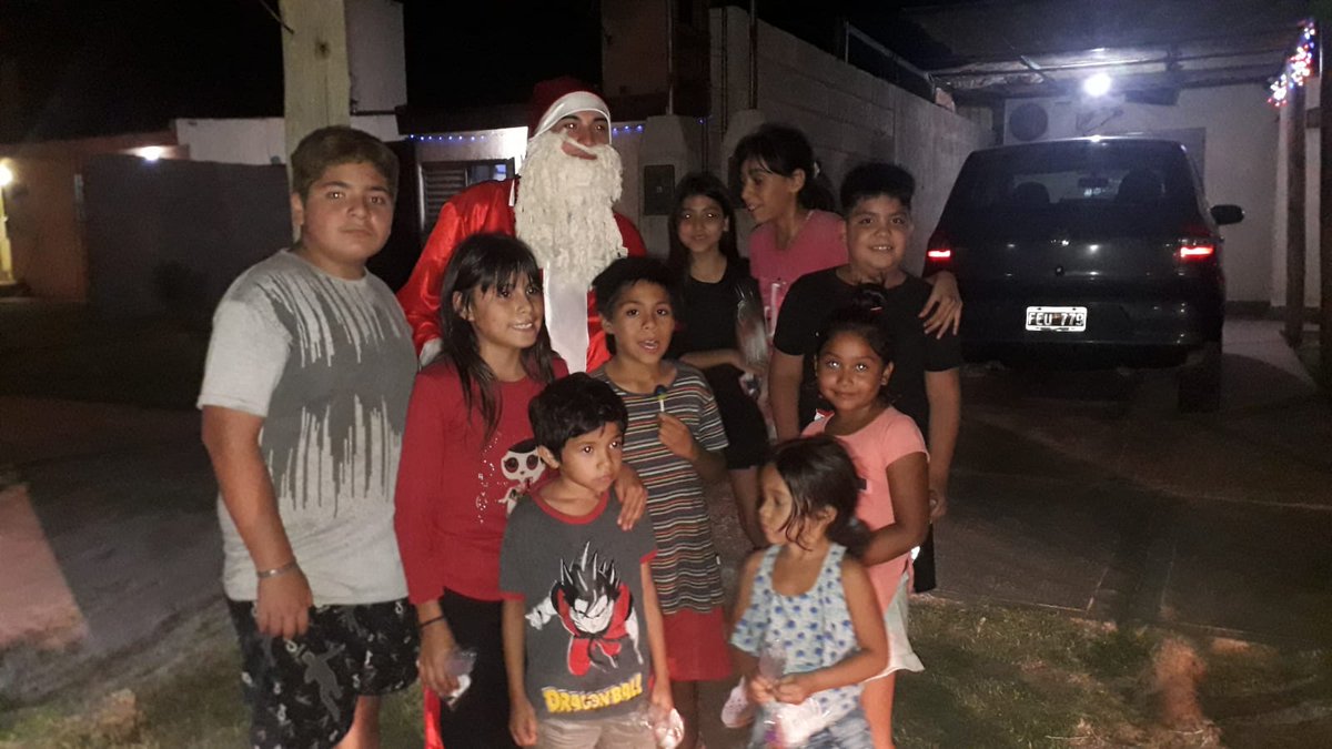 juventud_mb's tweet photo. Papa Noel no tuvo descanso y siguió por distintos barrios llevando alegría a los más pequeños! 🧑🏼‍🎄🎄 @octaviowamba1 @ErnestoHarry @QuintelaRicardo https://t.co/1P1wI5EcVi