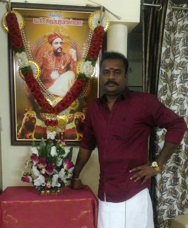 vignesh43818752's tweet photo. மதுரையின் ஆளுமைகளில் ஒருவர்,அவரது காந்த குரல், உடல்மொழிக்கும் தனி ரசிகர் பட்டாளமே உண்டு. அதில் நானும் ஒருவர். 

அவரது இழப்பு வேளாளர்களின் பேரிழப்பே! இவ்வளவு சீக்கிரம் நம்மை பிரிவார் என கனவிலும் எண்ணவில்லை.

அவரை நினைவில் கொண்டு அவரது சமுதாய பணிகளை தொடருவோம். 
#உதயகுமார்_அகவைதினம் https://t.co/KuGxyUTrV3