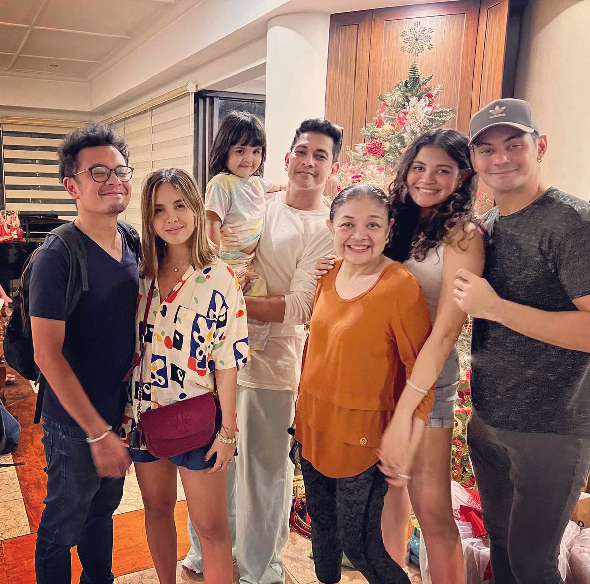 GaryValenciano1's tweet photo. May you all experience the birth of Jesus deep in your hearts no matter where you are and what the state  of your life may be. A blessed Christmas to one and all…from all of us Vees🙏🏼🎄😊💜 https://t.co/IOaaw4beQx
