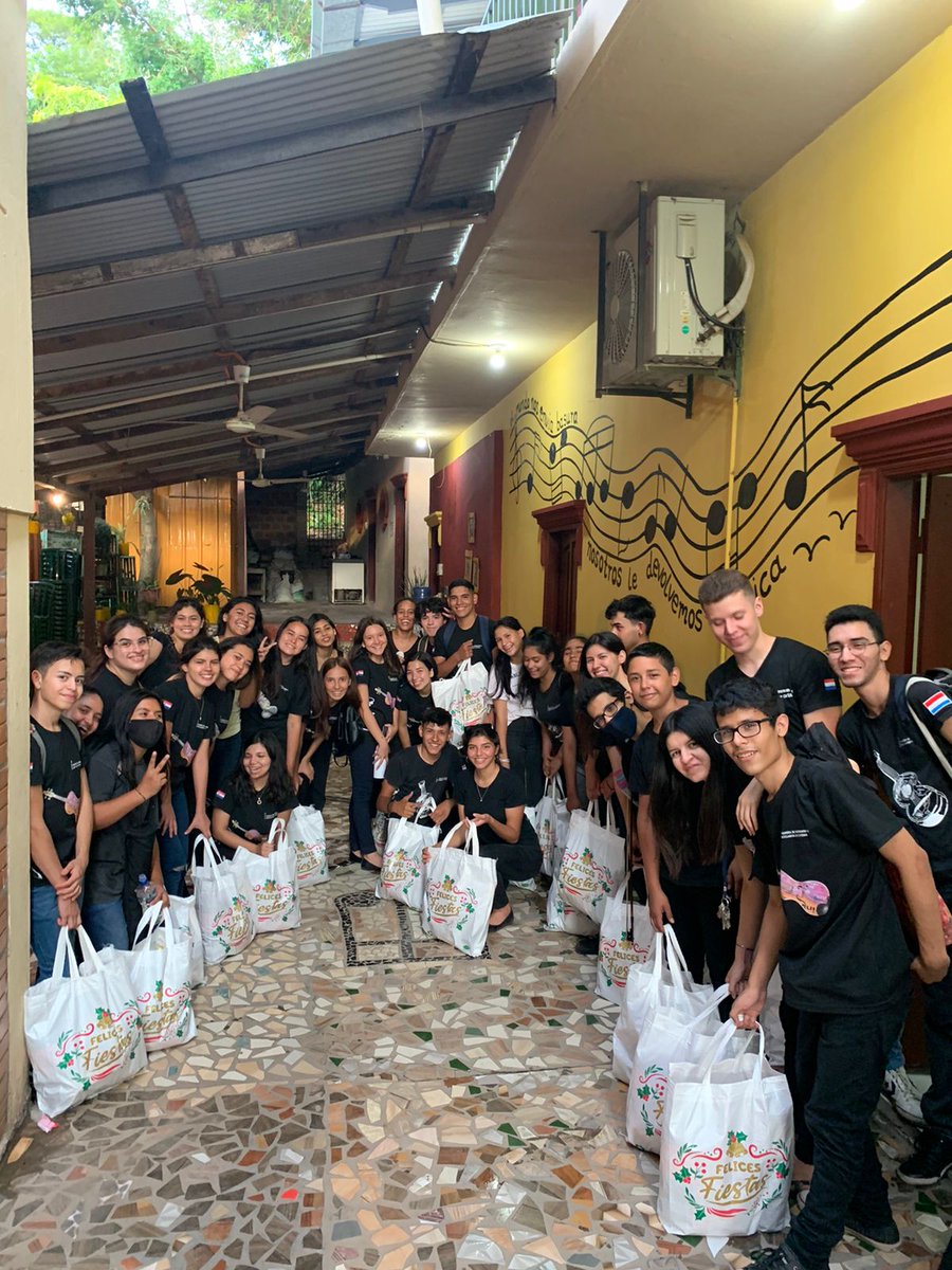 Desde la <a href="/AsoPadres_OIR/">Aso Padres Cateura</a> deseamos a todos los integrantes de la <a href="/OrquestaRecicla/">Orquesta de Instrumentos Reciclados de Cateura</a> y sus familias 
una FELIZ NAVIDAD!