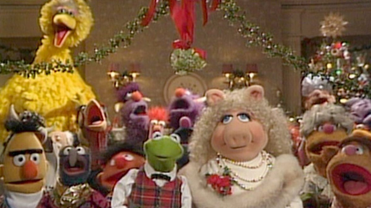 REVIEW: “There’s a reason it was one of Jim Henson’s personal favorite Muppet projects. It’s funny. It’s heart-warming. This…was Jim Henson’s Gift…to The World.” Check out our #Christmas review of ‘A Muppet Family Christmas’! 📺🎄 Read more: bit.ly/3Ew4ZQ5