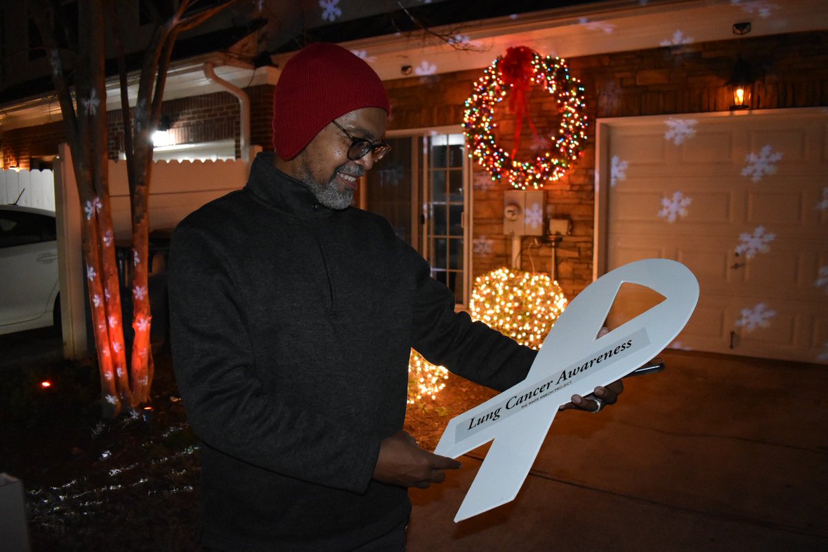 chrisdraft's tweet photo. @TheWRP4LC ribbon deliveries on Christmas Eve! #madewithlove #givenwithlove #notalone #changingthefaceoflungcancer #lcsm https://t.co/d6BL4dA4vh