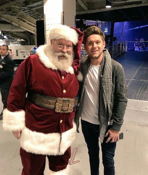 horans_updates's tweet photo. We can’t assure you that Santa will bring you the actual and original Niall Horan but we wish you that he can gift you Niall’s new music, Niall’s merchandising, Niall’s notice on social media and lots of other Niall contents this Christmas 🎅🏼 🎄 #MerryChristmas 
Faby &amp; Edith https://t.co/uMkN5LbBTe