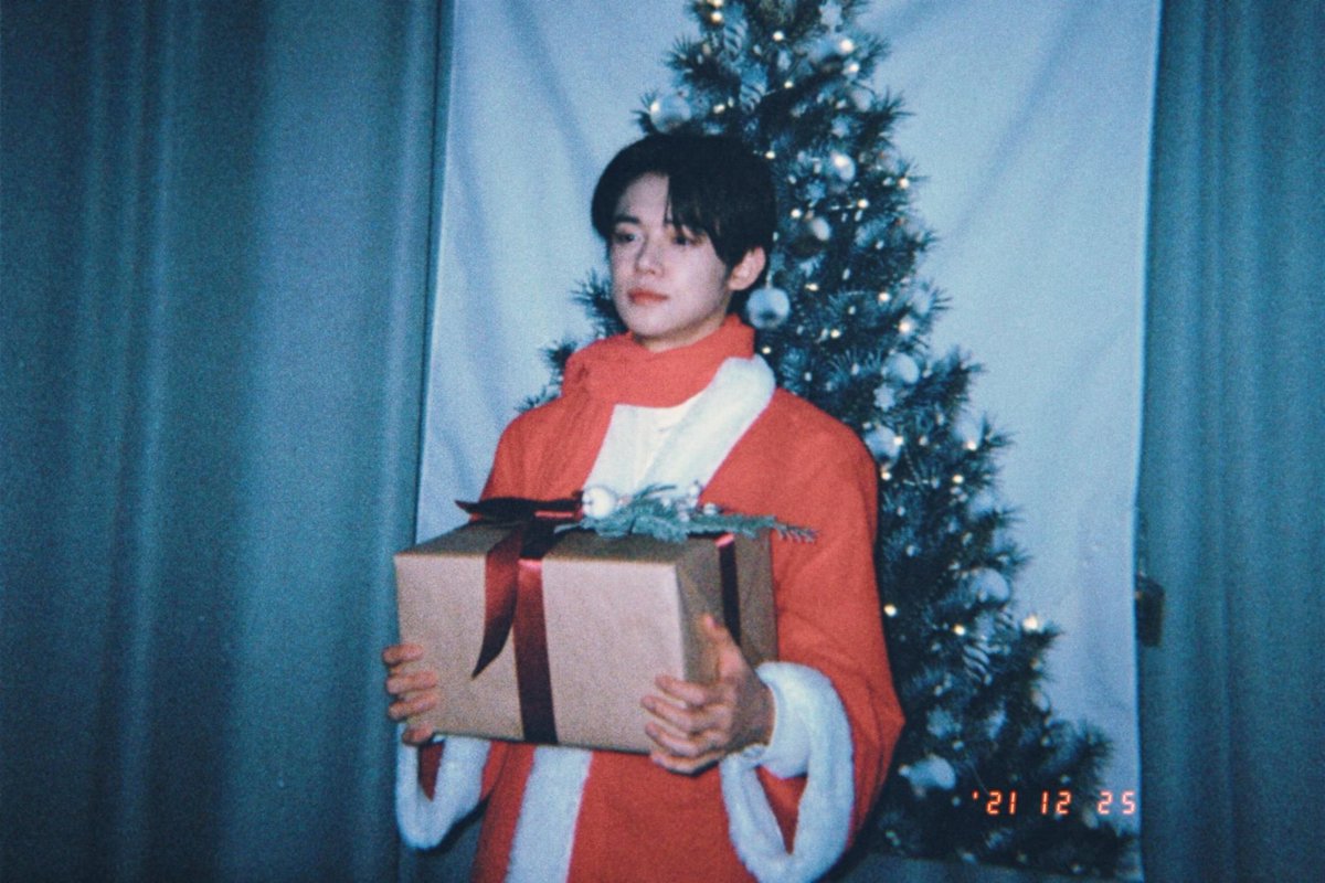 txt_sarangdan2's tweet photo. Happy Holidays with YEONJUN https://t.co/IFzvbCL02b